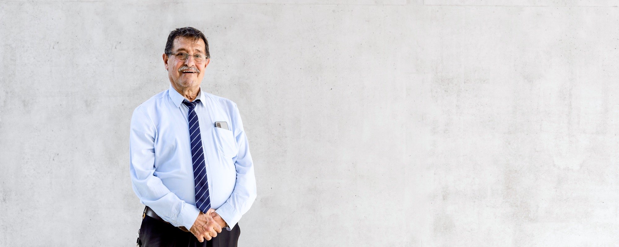 „Ich helfe, weil ich helfen kann – mein freiwilliges Engagement bei der Integrationshilfe ist mein Beitrag für unsere Gemeinschaft.“  Muhran, 79 Jahre