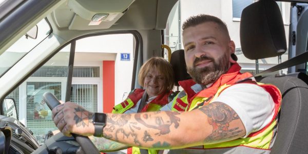 Freiwillige des Samariterbundes sitzen beim Einsatz im Auto
